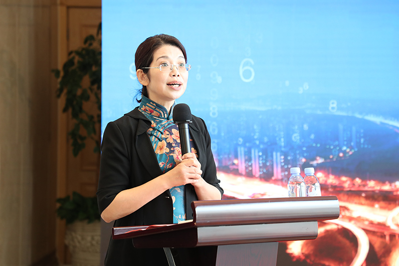 “老交通”智庫執行副主任、交通運輸部離退休干部局局長(cháng)張曉冰主持“老交通”智庫成立大會(huì )與揭牌儀式.jpg