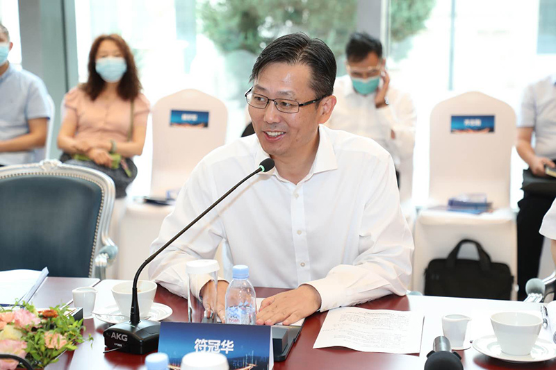 “老交通”智庫執行副主任、蘇交科集團董事長(cháng)符冠華主持沙龍.jpg